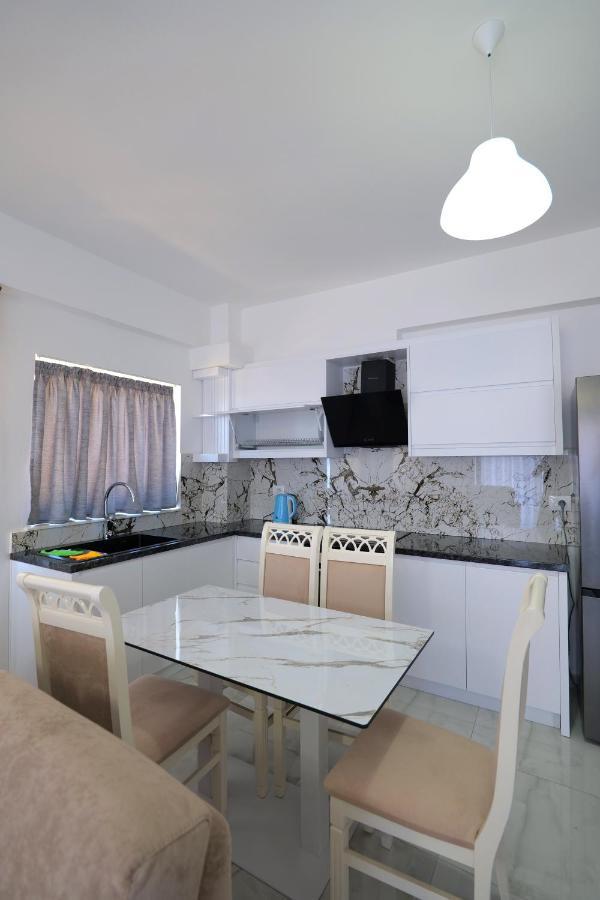 Arijons Apartments Sarandë Esterno foto